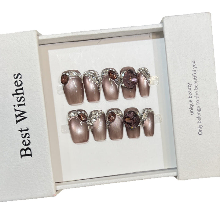 Dekoratives Press-On-Nageldesign mit Edelsteinakzenten Karnz