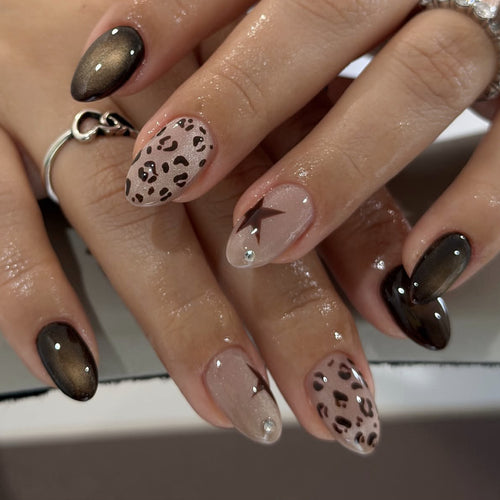 Kunstvolle Nagelverlängerungen mit glamourösen Leo-Design Karnz