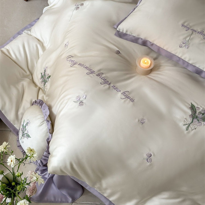 Satin-Bettbezug-Set mit floraler Stickerei, Wendefunktion und Zierkissen