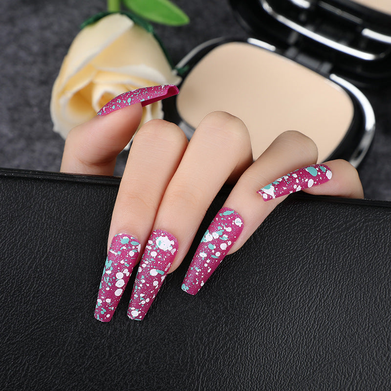 Kunstnägel mit künstlerischem Splatter-Design Karnz