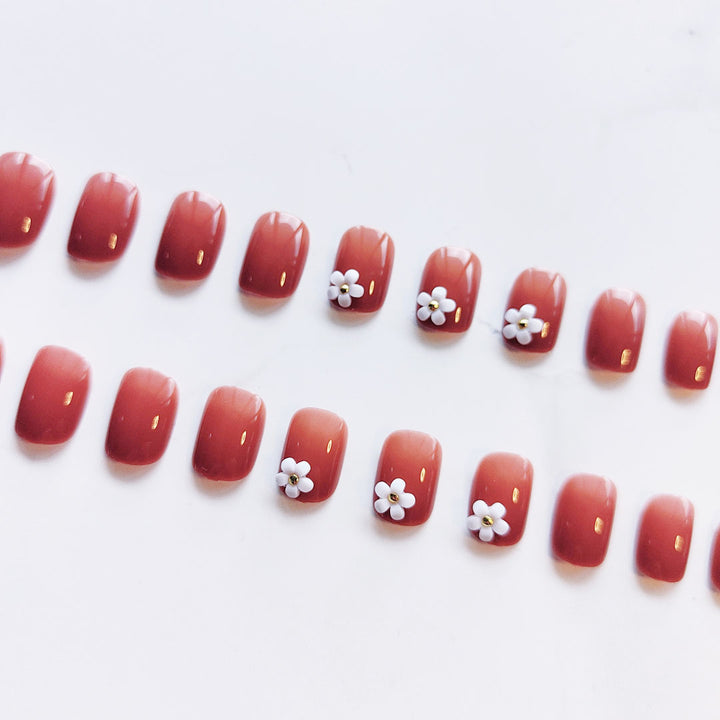 Elegante Kunstnägel mit Blumenmotiven Karnz