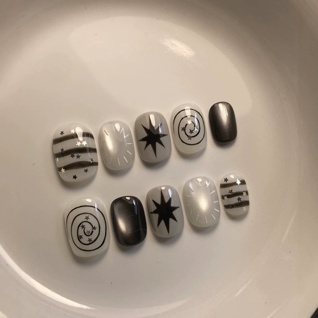 Künstlerisches Press-On-Nagelkunst-Set mit himmlischen Designs