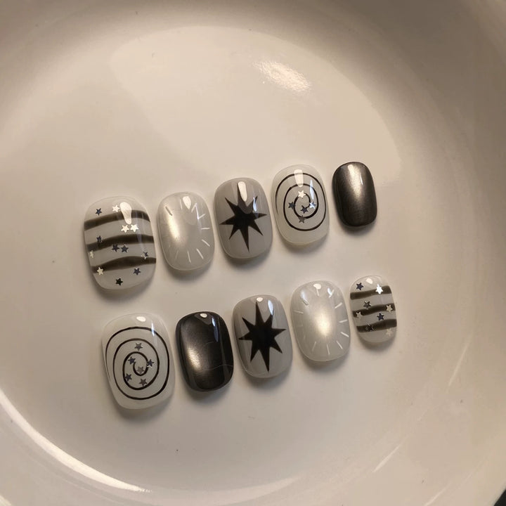Künstlerisches Press-On-Nagelkunst-Set mit himmlischen Designs