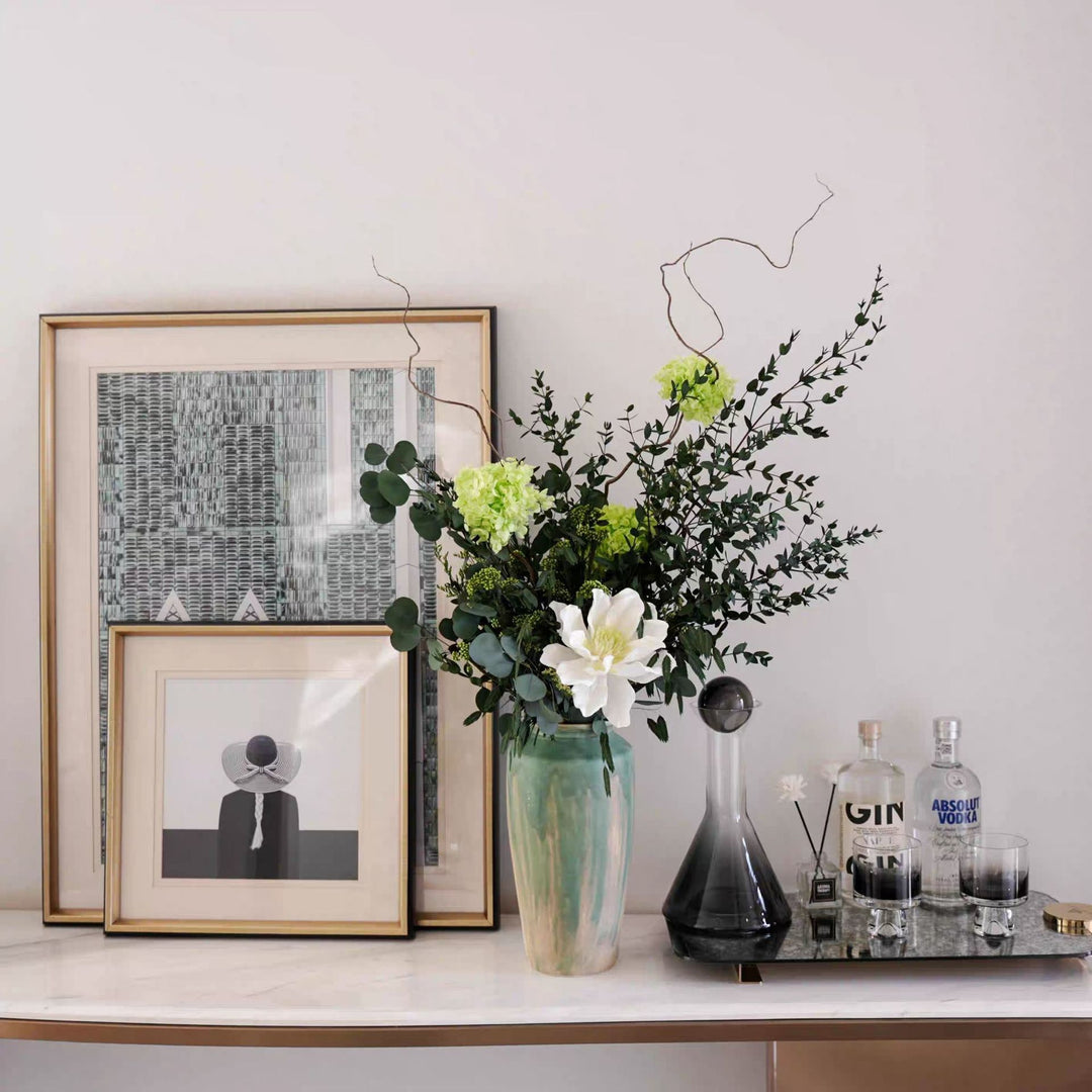Elegante Innenblumenarrangement für moderne Innenräume