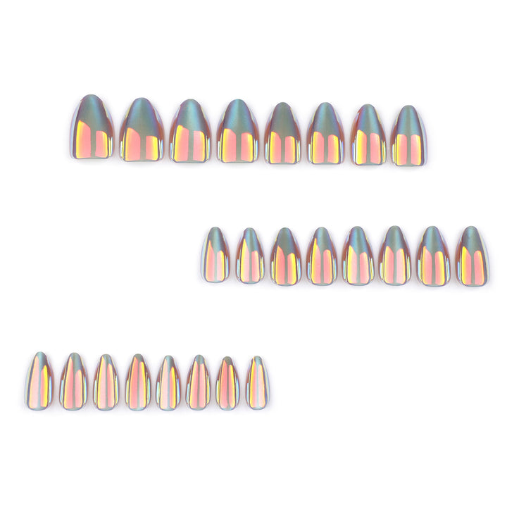 Glänzende Stiletto-Nägel mit aufregendem Design Karnz