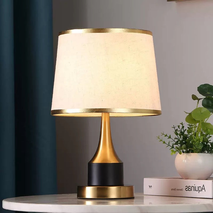 Elegante Metall Tischlampe