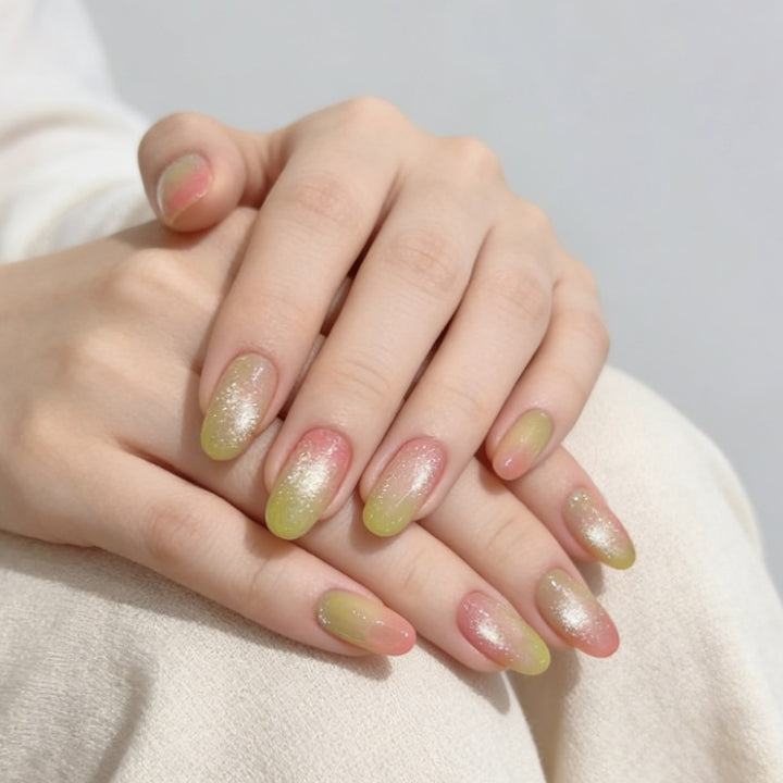 Kunstnägel mit Elegantem Ombre-Effekt und Glitzerakzenten Karnz