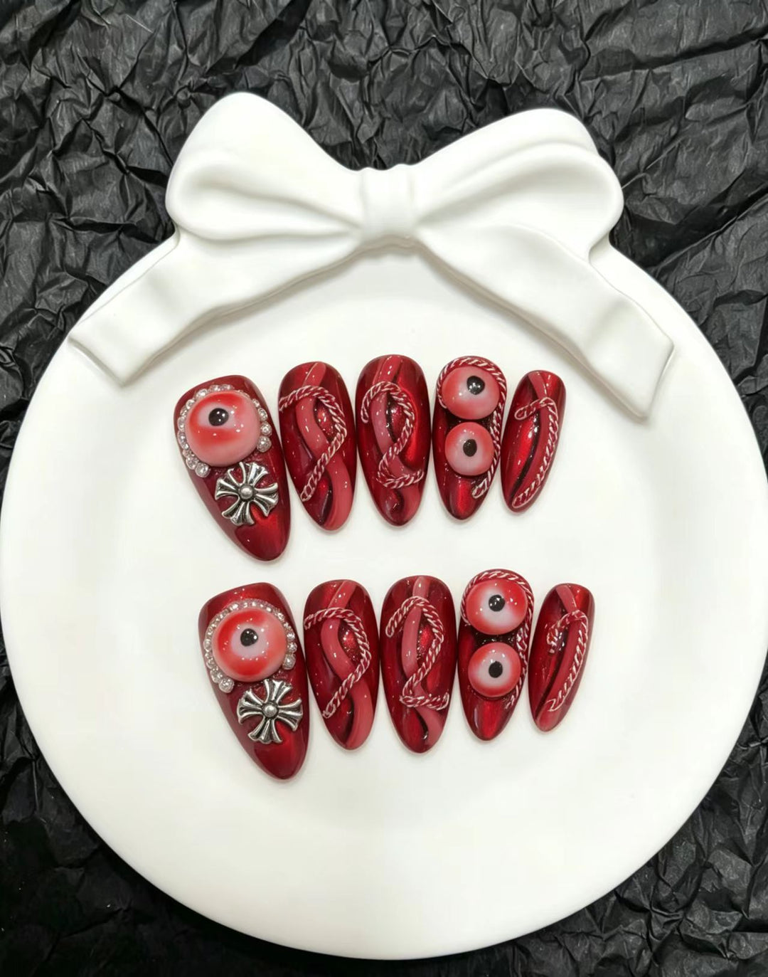 Dekoratives Press-On Nagelkunst-Set mit floralen und verspielten Designs