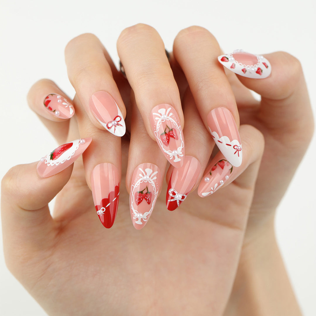 Kunstvolle Nagelverlängerungen mit Erdbeer-Motiven Karnz