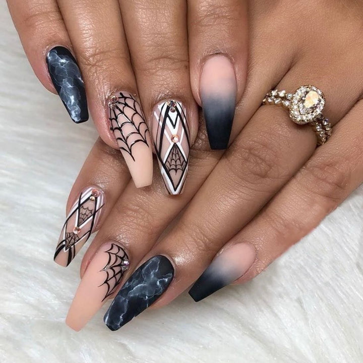 Kunstvolle Nagelkunst mit gruseligen Motiven Karnz