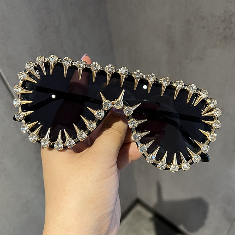 Damen extravagant gestaltete Cat-Eye-Sonnenbrille mit Glitzerakzenten Karnz