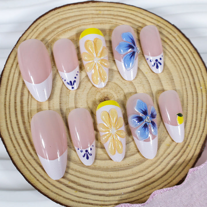 Kunstnagelset mit eleganten Blumen- und Schmetterlingsakzenten Karnz