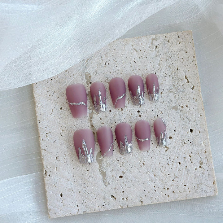 Elegante matte Drucknägel mit metallischen Details