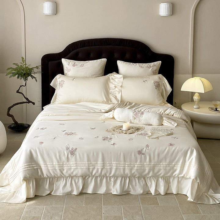 Satin-Effekt Bestickte Rosen Bettbezug Set mit Rüschensaum & Dekorativen Kissenbezügen