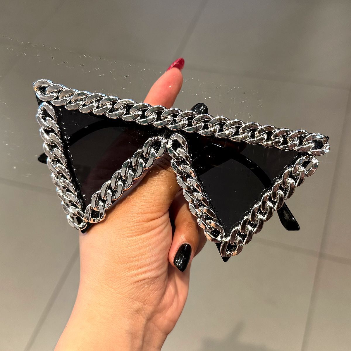 Damen trendige Sonnenbrille mit auffälligem Kettenrahmen Karnz