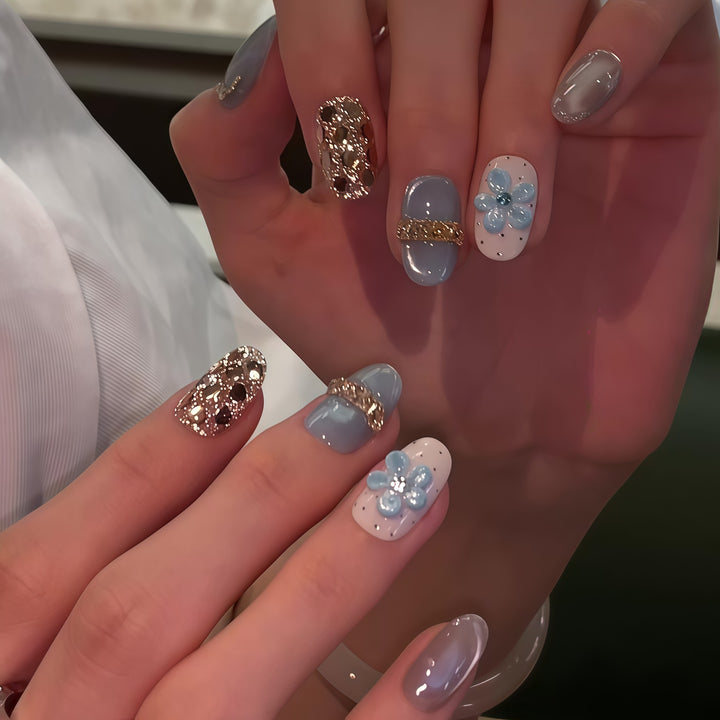 Kunstnägel mit Luxuriösen Glitzerdetails und Floralen Akzenten Karnz