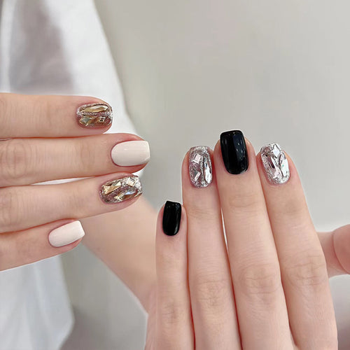 Künstlerisches Press-On-Nagelset mit metallischen Akzenten Karnz