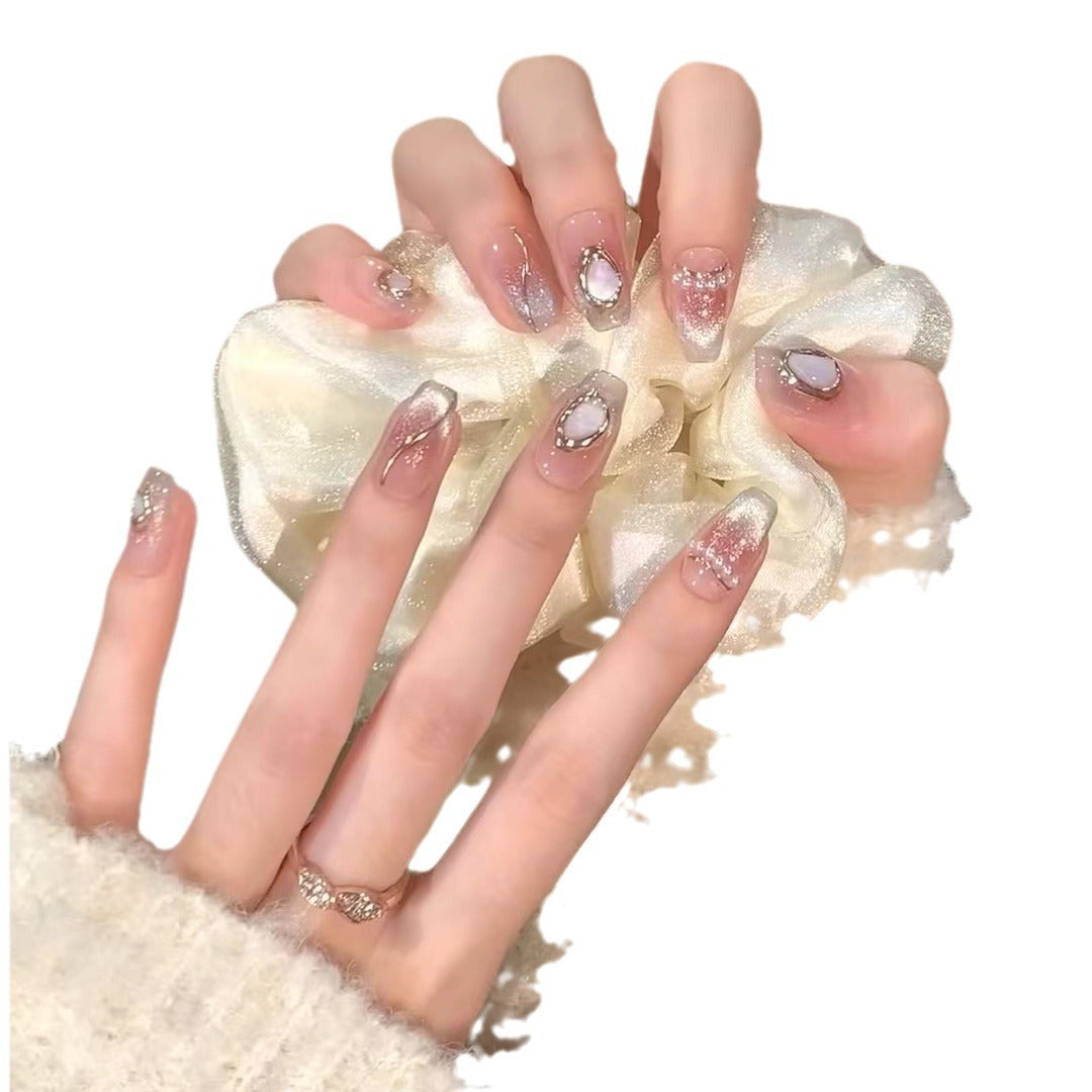 Dekorative Press-On Nagelkollektion mit Edelsteinakzenten Karnz