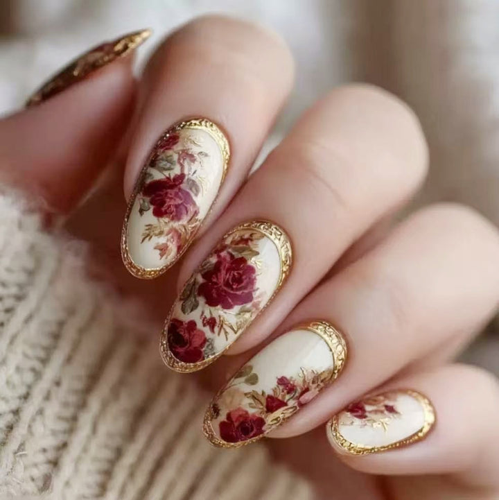 Kunstnagelset mit luxuriösem Blumenmuster und goldenen Akzenten Karnz