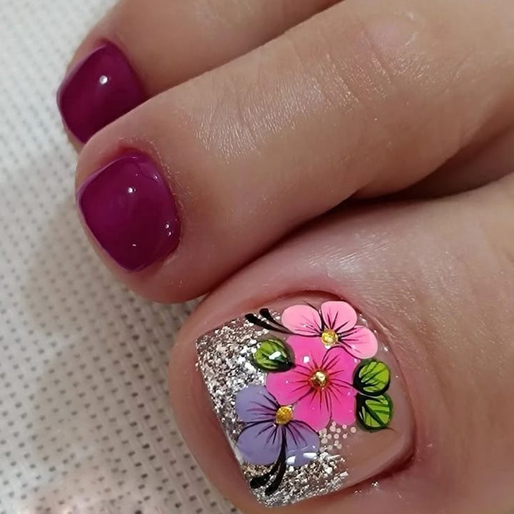 Kunstnägel mit Floralen Designs und Glitzereffekten Karnz