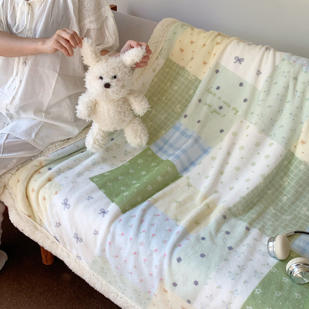Wendbare Flauschdecke mit Cartoon-Katzenmotiv und Teddyfutter