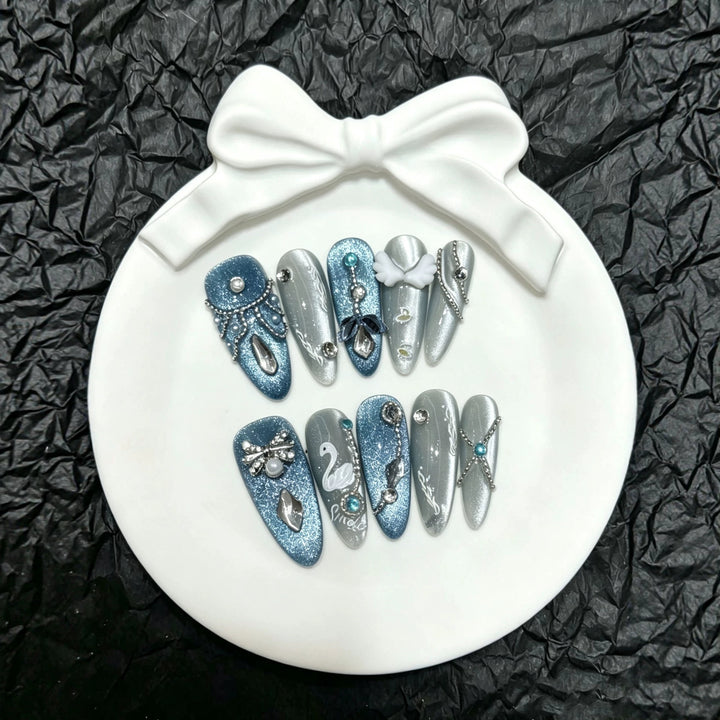 Dekoratives glitzerndes Press-On-Nagelkunst-Set mit Strassakzenten