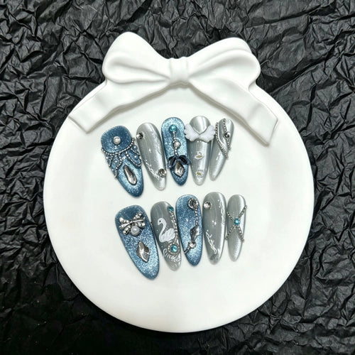 Dekoratives glitzerndes Press-On-Nagelkunst-Set mit Strassakzenten