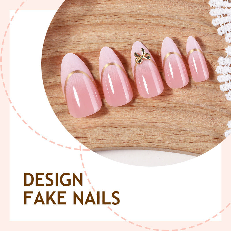 Kunstnagelset mit elegantem Goldrand und dekorativen Akzenten Karnz