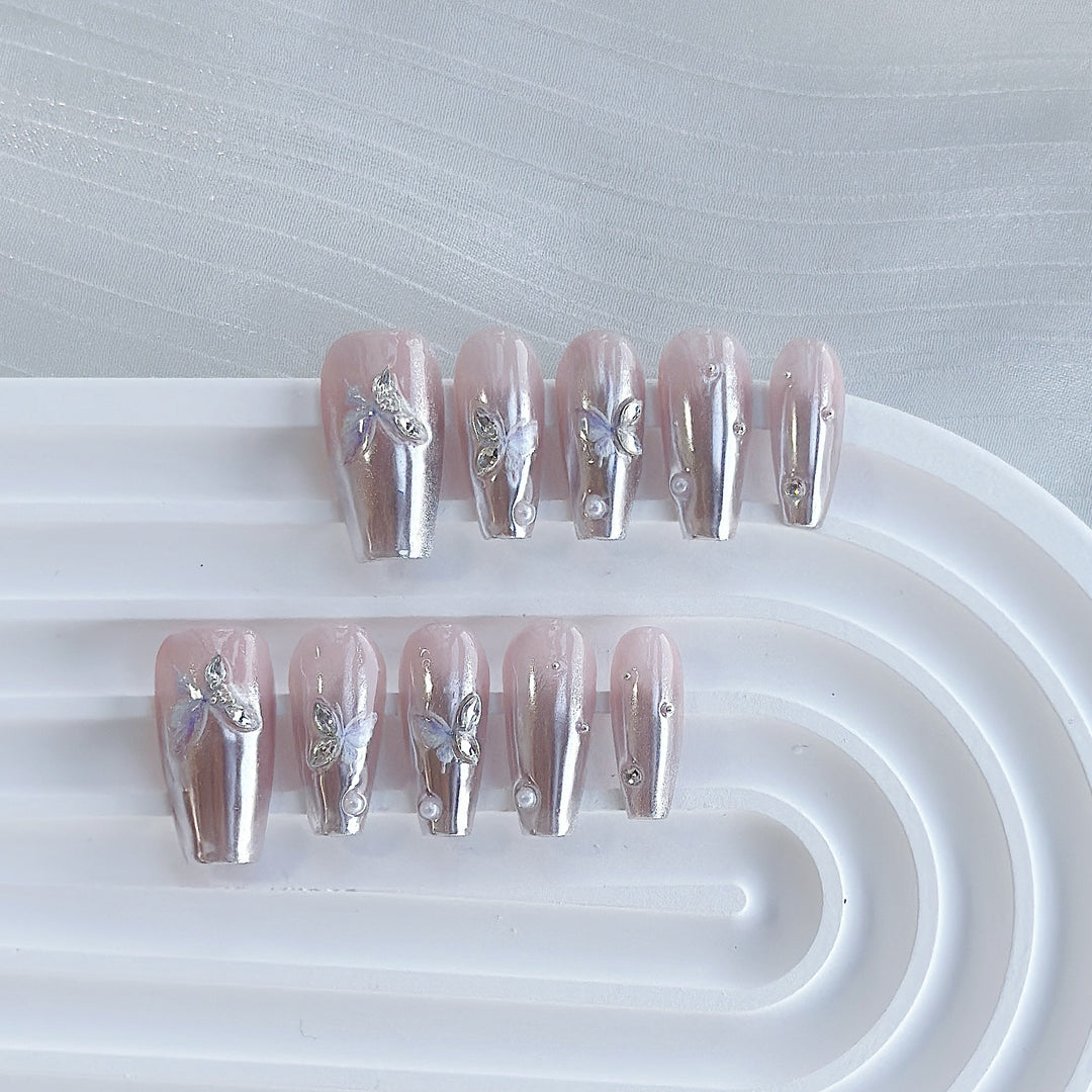 Künstlerisches Press-On Nagelkunstset mit Herz- und himmlischen Designs