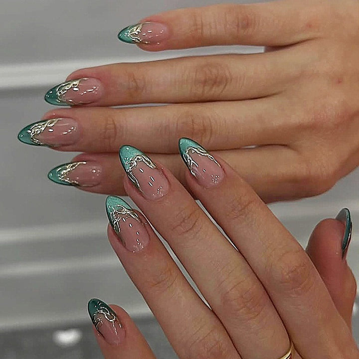 Kreatives Kunstnagelset mit Glitzer- und Spitzenakzenten Karnz