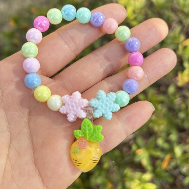 Buntes Armband mit Blumenanhängern Karnz