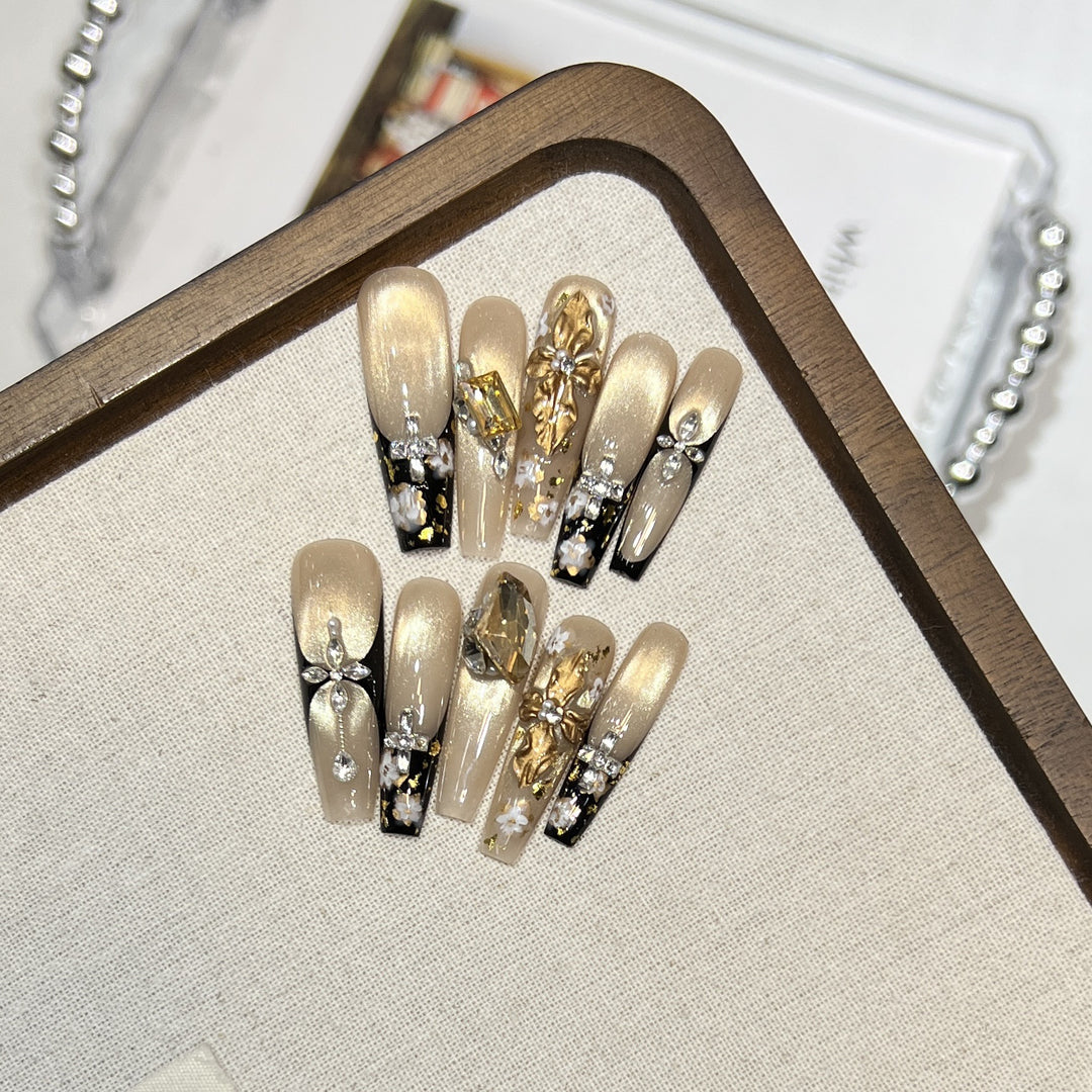 Elegantes dekoratives Press-On-Nagelkunst-Set mit Strass und floralen Akzenten Karnz