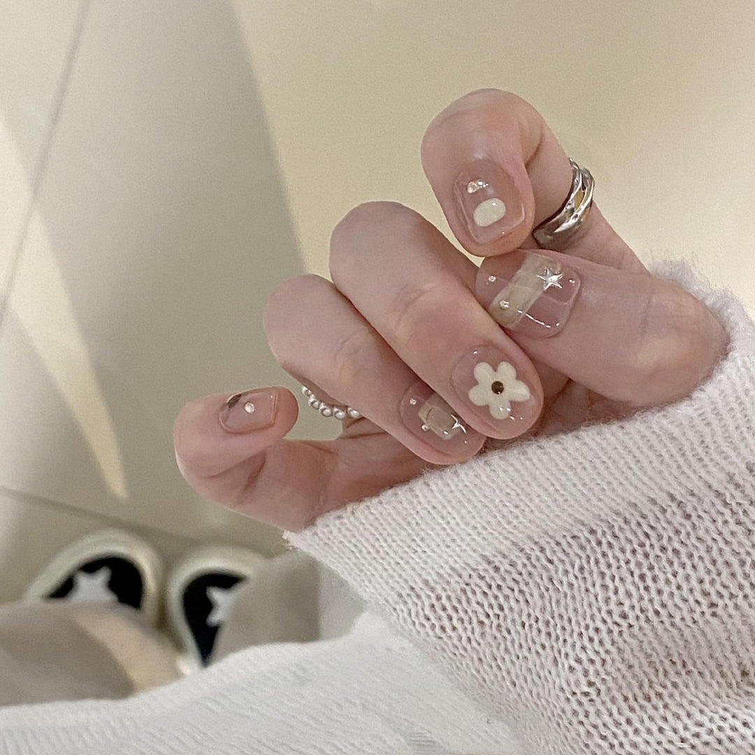 Kunstnägel mit Eleganten Floralen Motiven Karnz