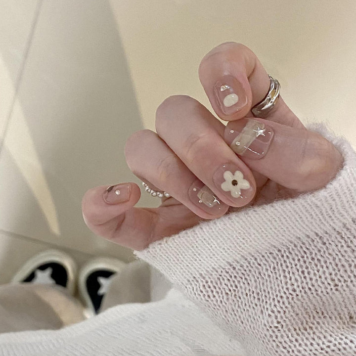 Kunstnägel mit Eleganten Floralen Motiven Karnz