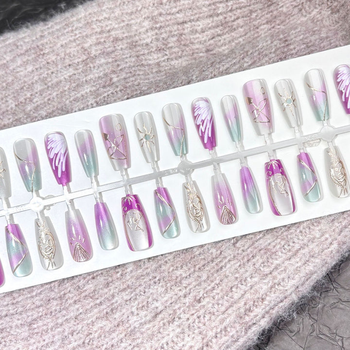 Premium Press-On-Nagelkunst-Set mit eleganten metallischen Designs