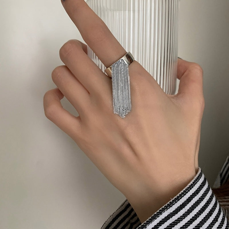 Stylischer Ring mit Filigranem Quastendesign Karnz