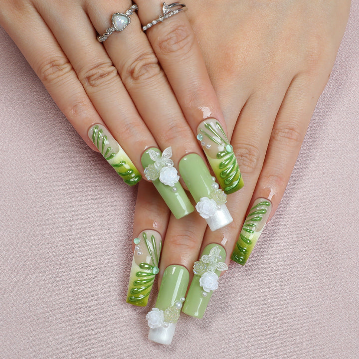 Kreatives Nagelset mit floralem Design und filigranen Akzenten Karnz