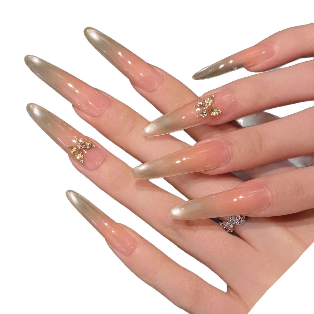 Dekorativer Press-On Nagelset mit Schmuckakzenten