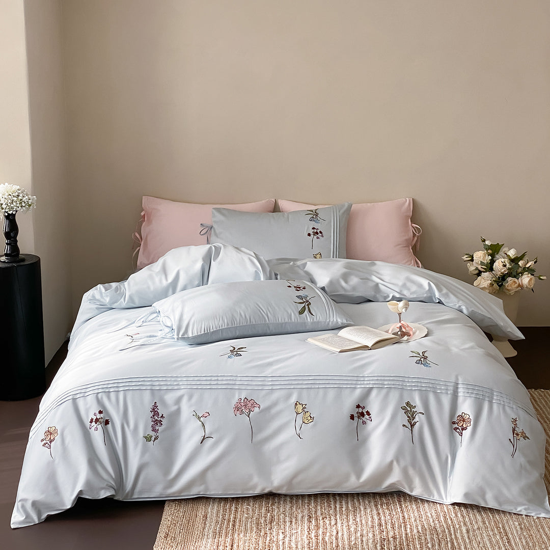 Elegante Bettwäsche-Garnitur mit feiner Blumenstickerei, Volantkissen und Wendefunktion