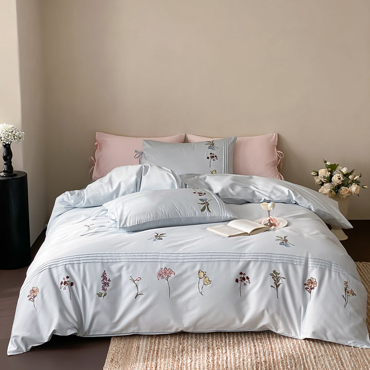 Elegante Bettwäsche-Garnitur mit feiner Blumenstickerei, Volantkissen und Wendefunktion