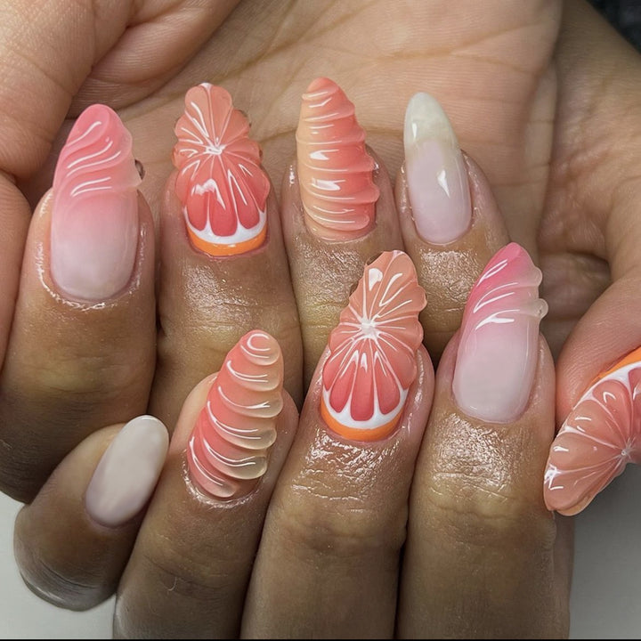Kreatives Nagelset mit sanften Ombre-Effekten und eleganten Verzierungselementen Karnz
