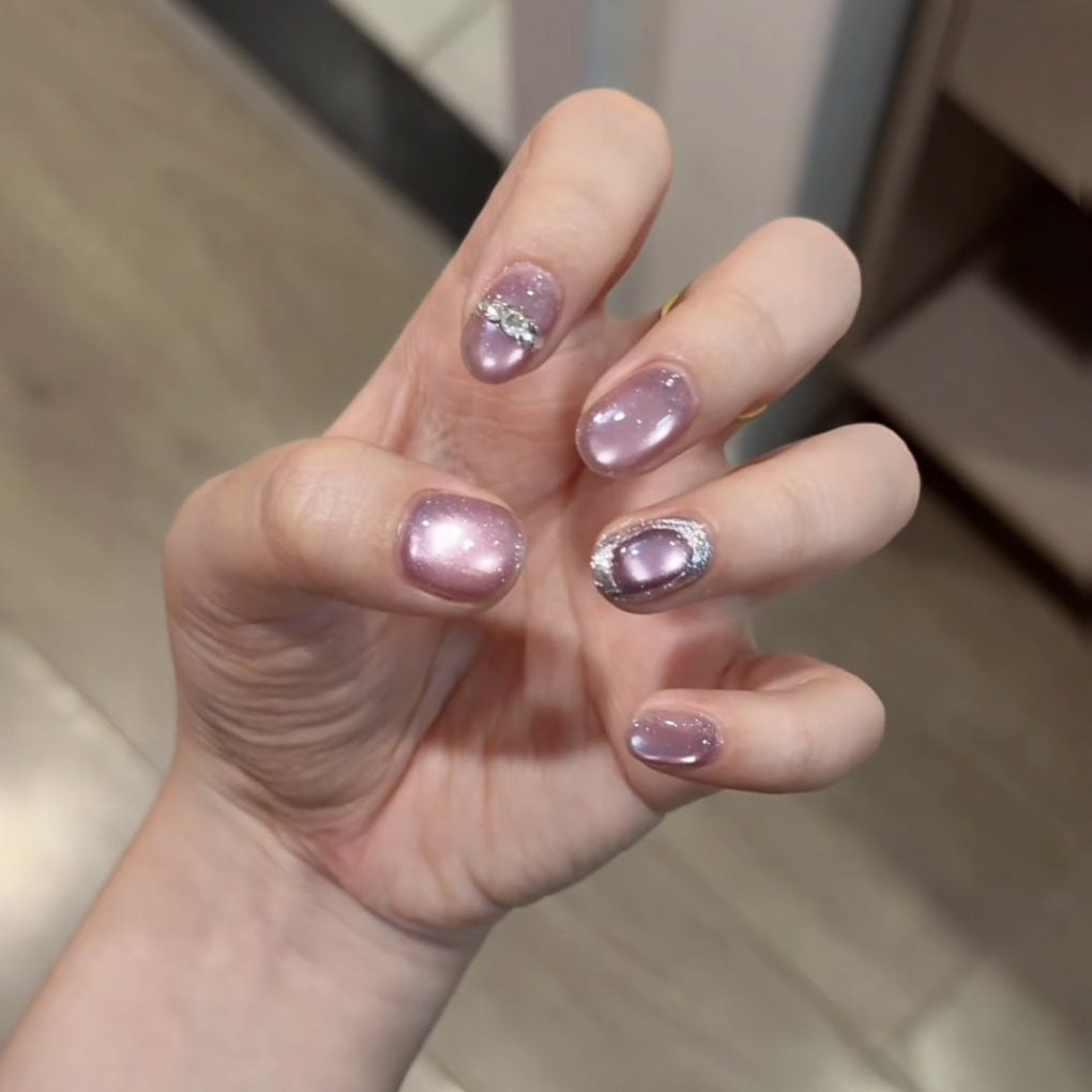 Elegante, mit Kristallen verzierte Nagelspitzen