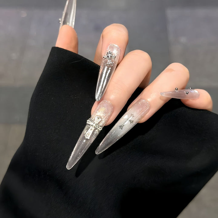 Glamouröse Kunstnägel mit Funkelnden Akzenten Karnz