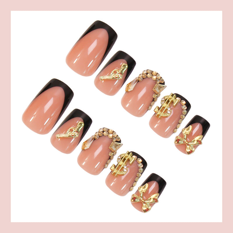 Kunstnagelset mit luxuriösen 3D-Verzierungen und eleganten Glitzerdetails Karnz
