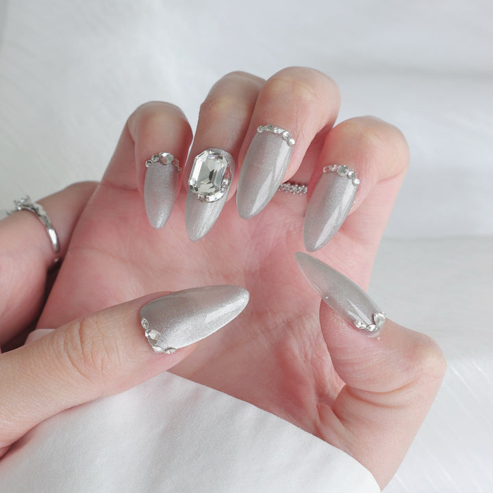 Glamouröse Metallic Press-On Nagel-Set mit Strass-Akzenten