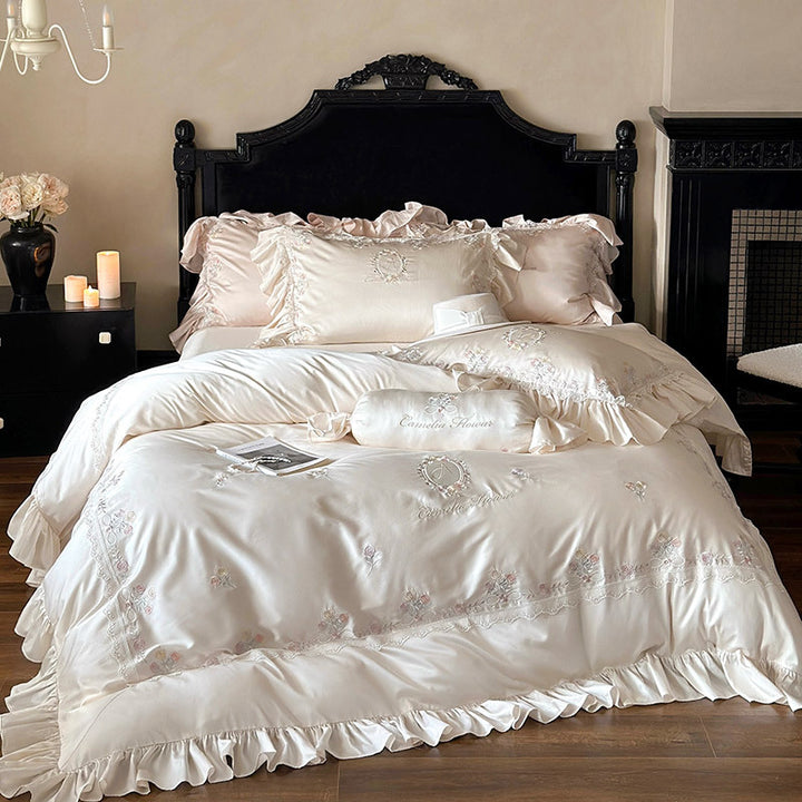 Luxuriöses Satin-Bettwäscheset mit feiner Blumenstickerei und Rüschen