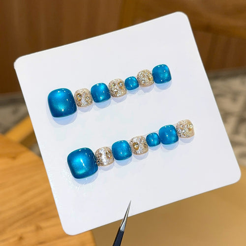 Kunstnagel Design mit Schimmernden Akzenten und Funkelnden Strassdetails Karnz