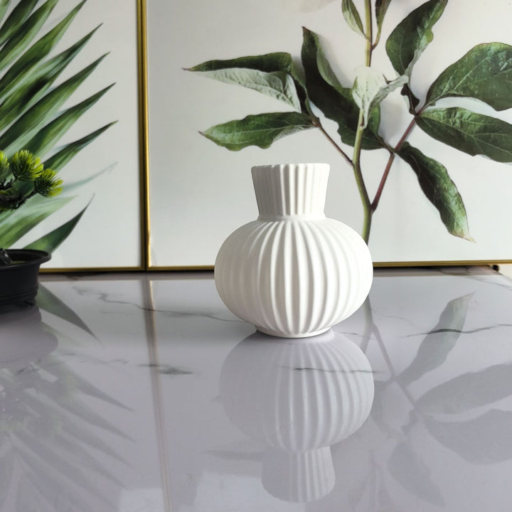 Elegante gerippte Keramikvase Karnz