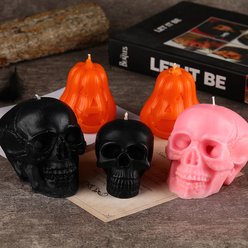 Skulpturale Kristallkalloschenkerze mit realistischem Anatomiedetail
