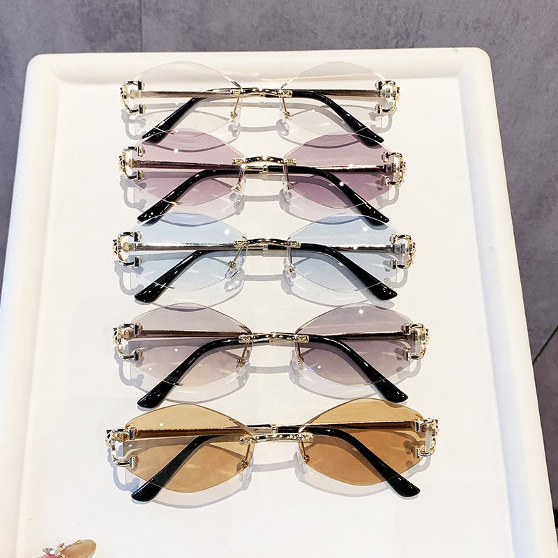 Damen futuristische Sonnenbrille mit auffälligem Hexagonalrahmen und hochwertigen Glitzerakzenten Karnz